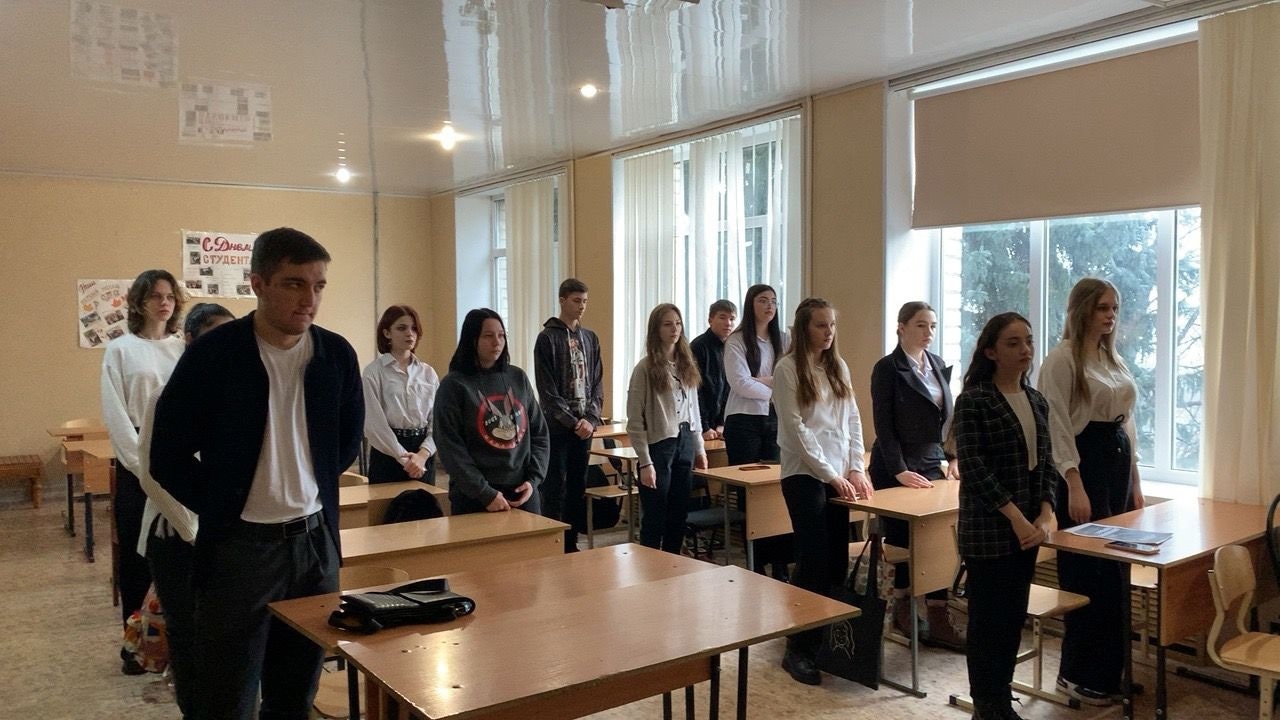 Новая учебная неделя в Филиале СГПИ в г.Железноводске и Базовой общеобразовательной школе уже традиционно началась с торжественного вноса флага РФ,  исполнения гимна и &quot;Разговоров о важном&quot;