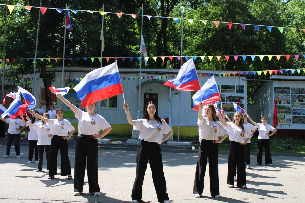 Как празднуют День России наши вожатые и их воспитанники.