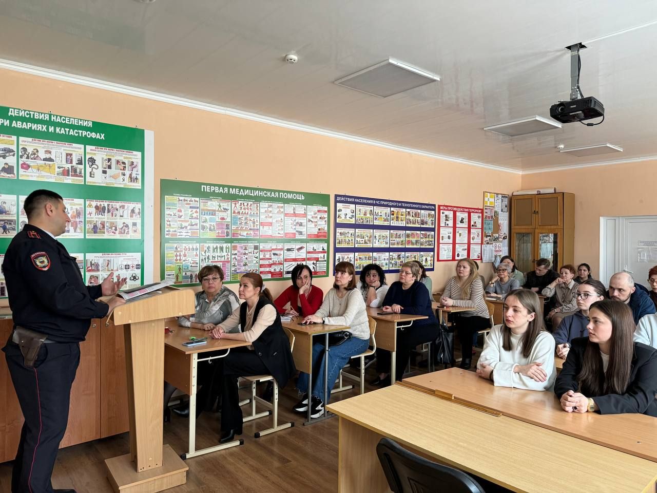 В Филиале СГПИ в г. Железноводске с преподавателями и студентами прошла профилактическая беседа на тему "Патриотическое воспитание как фактор противостояния экстремистской деятельности"