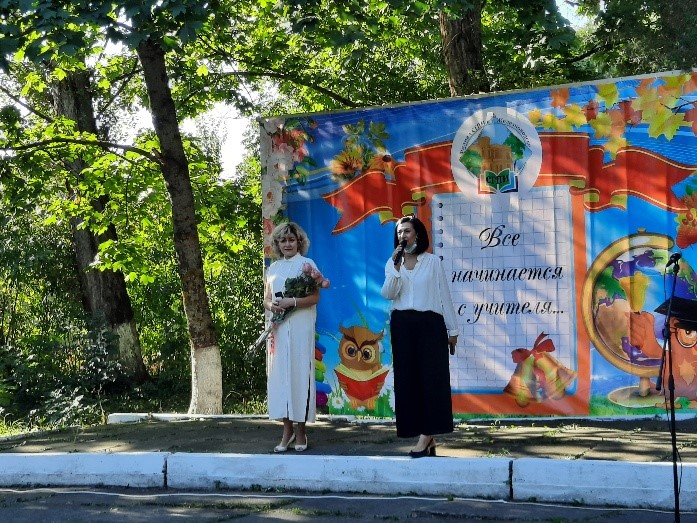 Торжественная линейка «Нам школа вновь двери открыла свои»